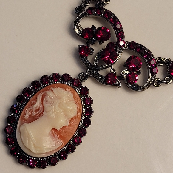 Cameo Pendant With Deep Blood Red Crystals Gunmetal-tone Choker Necklace PoFJ - Picture 10 of 16